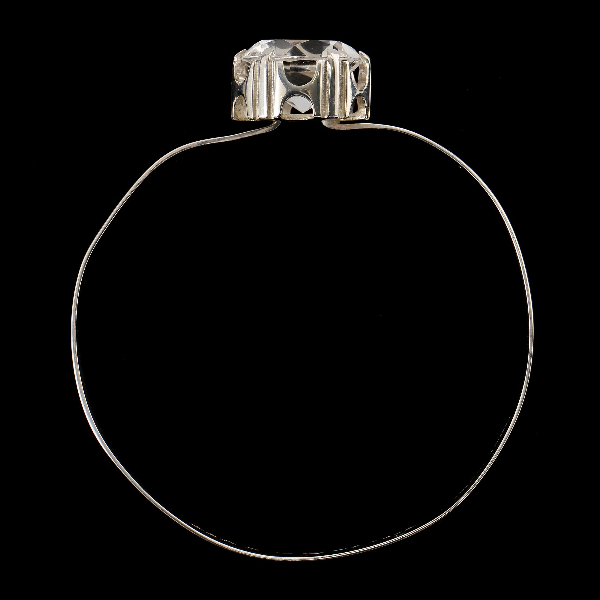 ARMRING, sterlingsilver med bergkristall, Åke Lindström för Bengt Hallberg, Kiruna, 1974. Vikt 16 g.