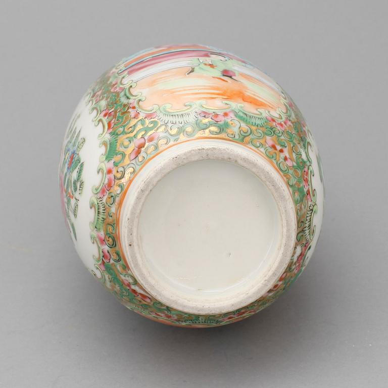 TALLRIKAR, 2 st samt VAS, porslin, Kanton, Kina,1800-tal.