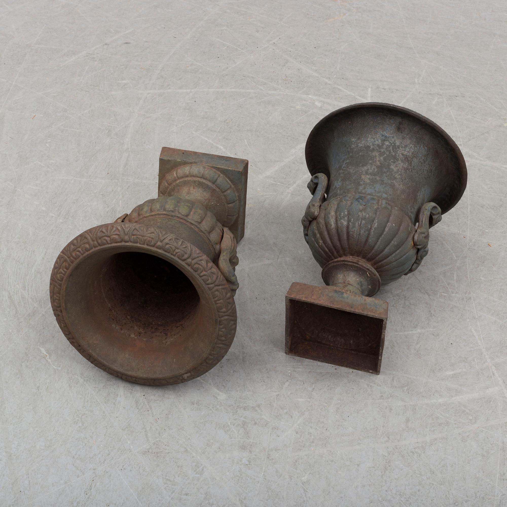 TRÄDGÅRDSURNOR, 1 par, 1900-tal, med hänklar, järn.