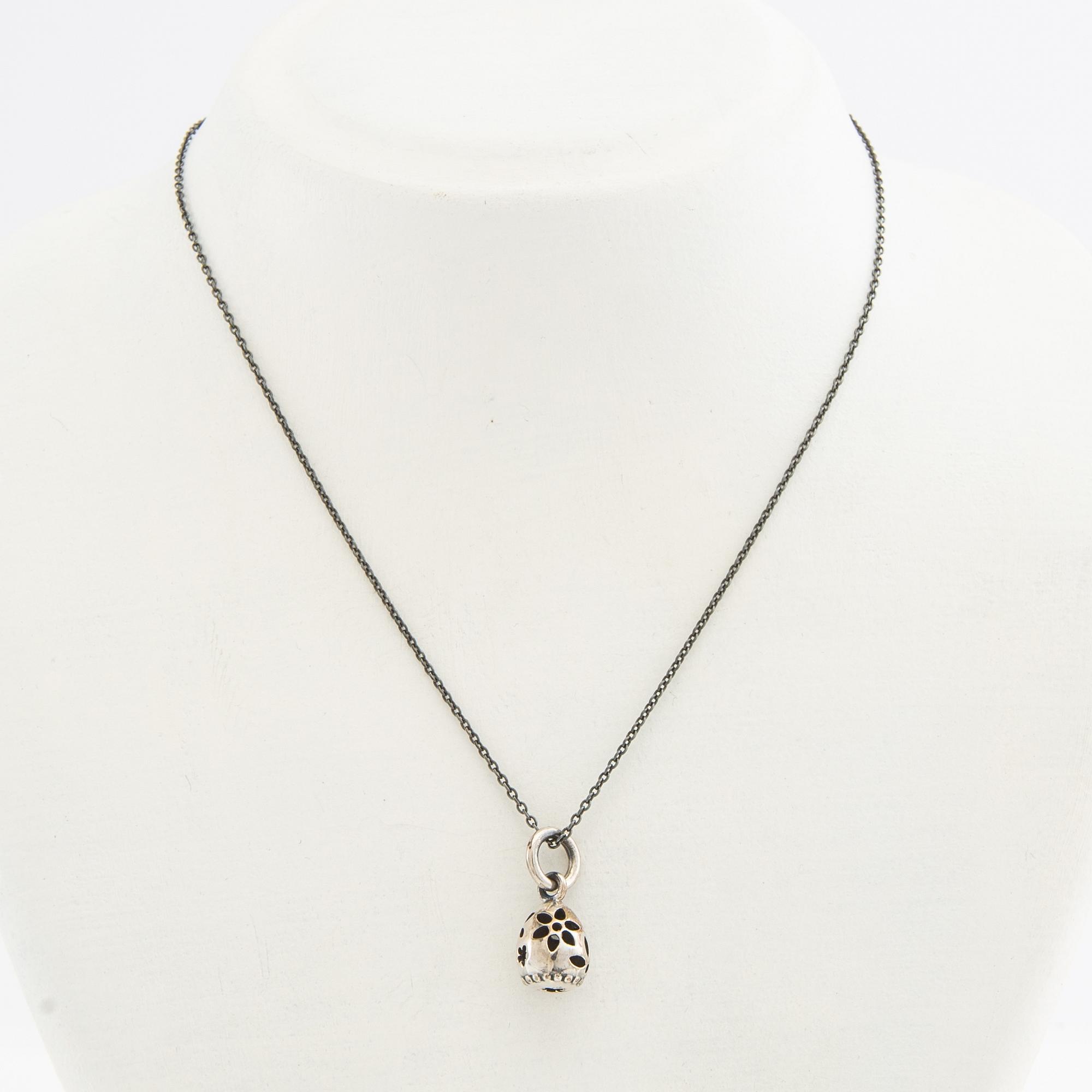 Ole Lynggaard, halsband "Lace Egg" av silver med en oxiderad kedja.