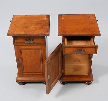 SÄNGBORD / NATTDUKSBORD, ett par, nyrenässans, 1800-talets slut.