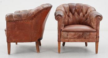 CLUBFÅTÖLJER, ett par, 1900-talets första hälft.