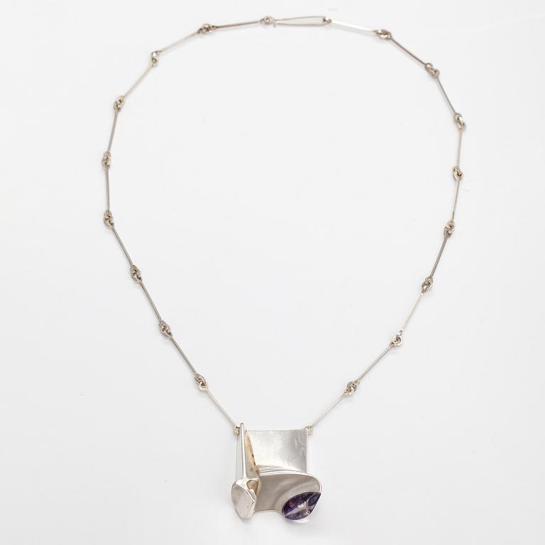 Björn Weckström, Halsband "Monolit", sterlingsilver och akryl. Lapponia 1974.