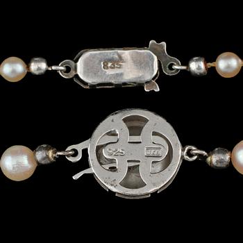 COLLIER, 2 st samt ÖRHÄNGEN, ett par, odlade pärlor samt lås i silver, 1900-talets andra hälft.