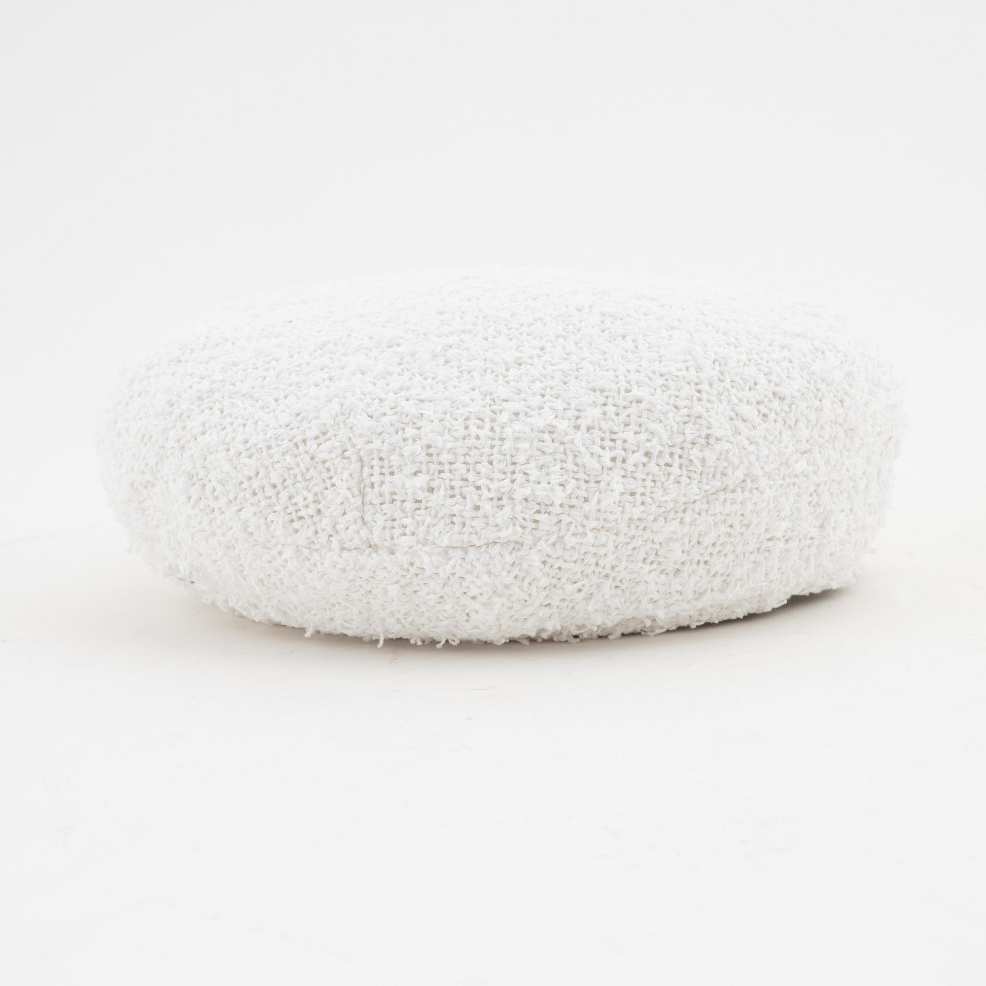 Chanel, a white cotton bouclé beret, size S.
