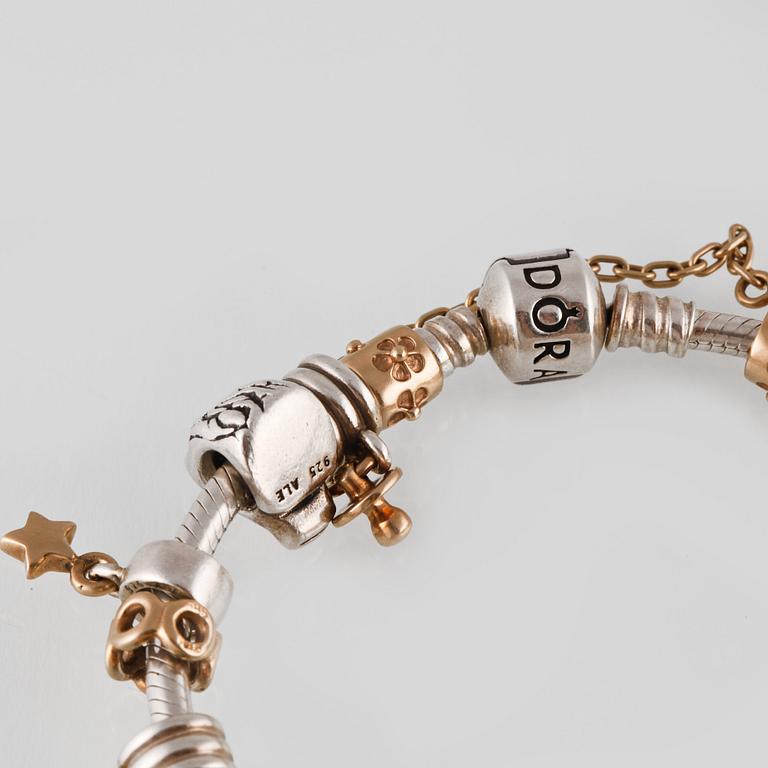 ARMBAND, silver samt guld med en briljantslipad diamant ca 0.01 ct, Pandora, Vikt 57,8 gram.
