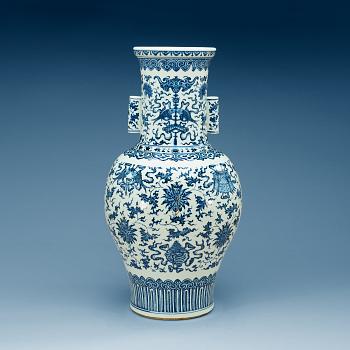 1721. A large blue and white vase, Qing dynasty.