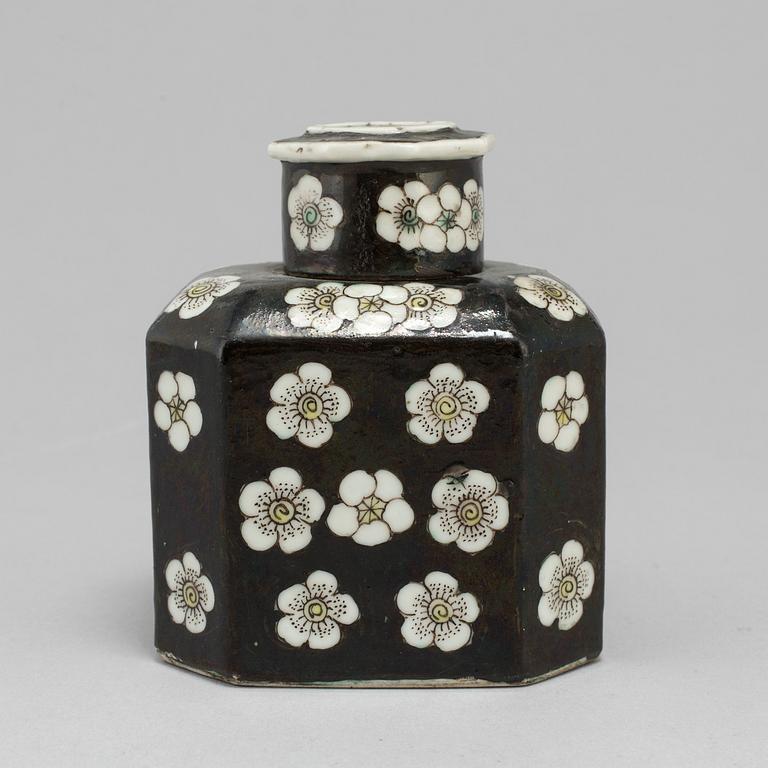 A famille noire tea caddy with cover, Qing dynasty, 19th century.