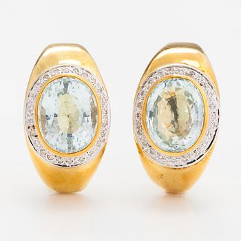 A pair of 14K gold earrings with diamonds ca. 0.12 ct in total and aquamarines.