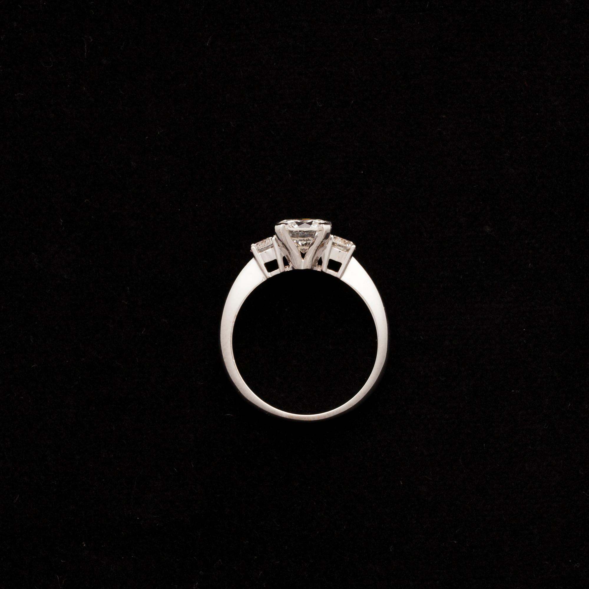 RING, vitguld 18K, briljantslipade diamanter 1,13 ct, 2 x 0,21 ct. Vikt 4,13 g.