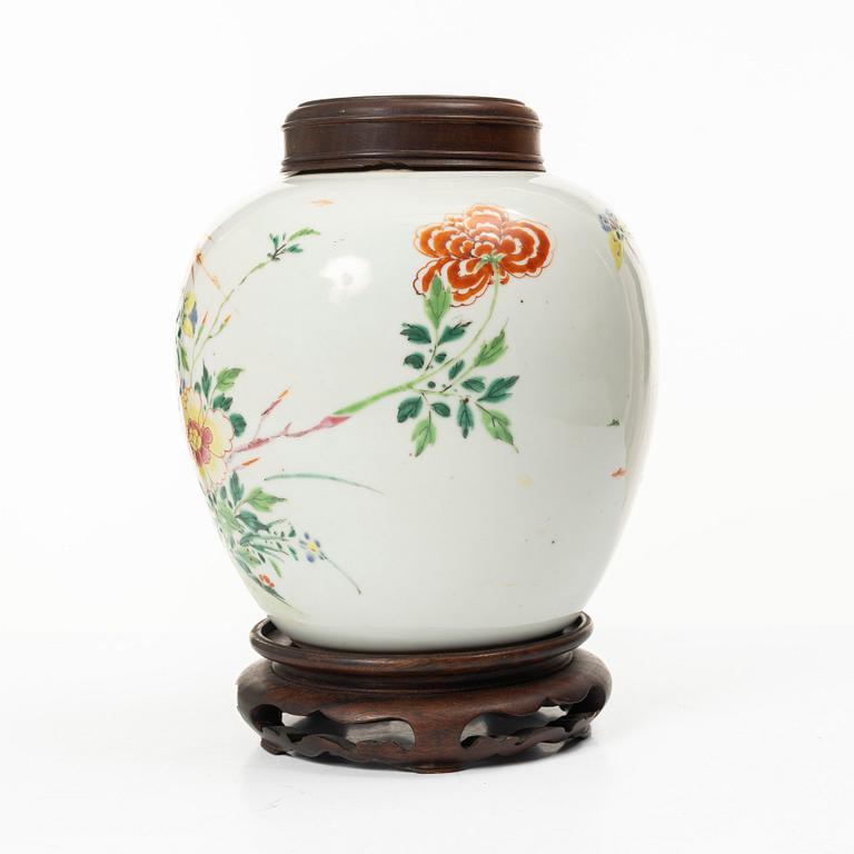 A porcelain pot with wooden cover and stand, China, Qing dynasty, 19th century.