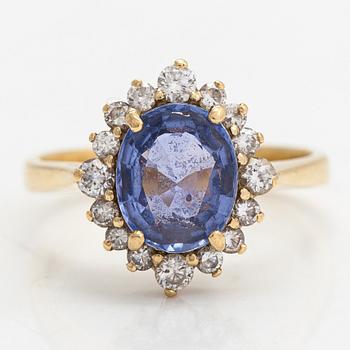 An 18K gold ring with a bluepurple sapphire and brilliant-cut diamonds approx. 0.38 ct in total.