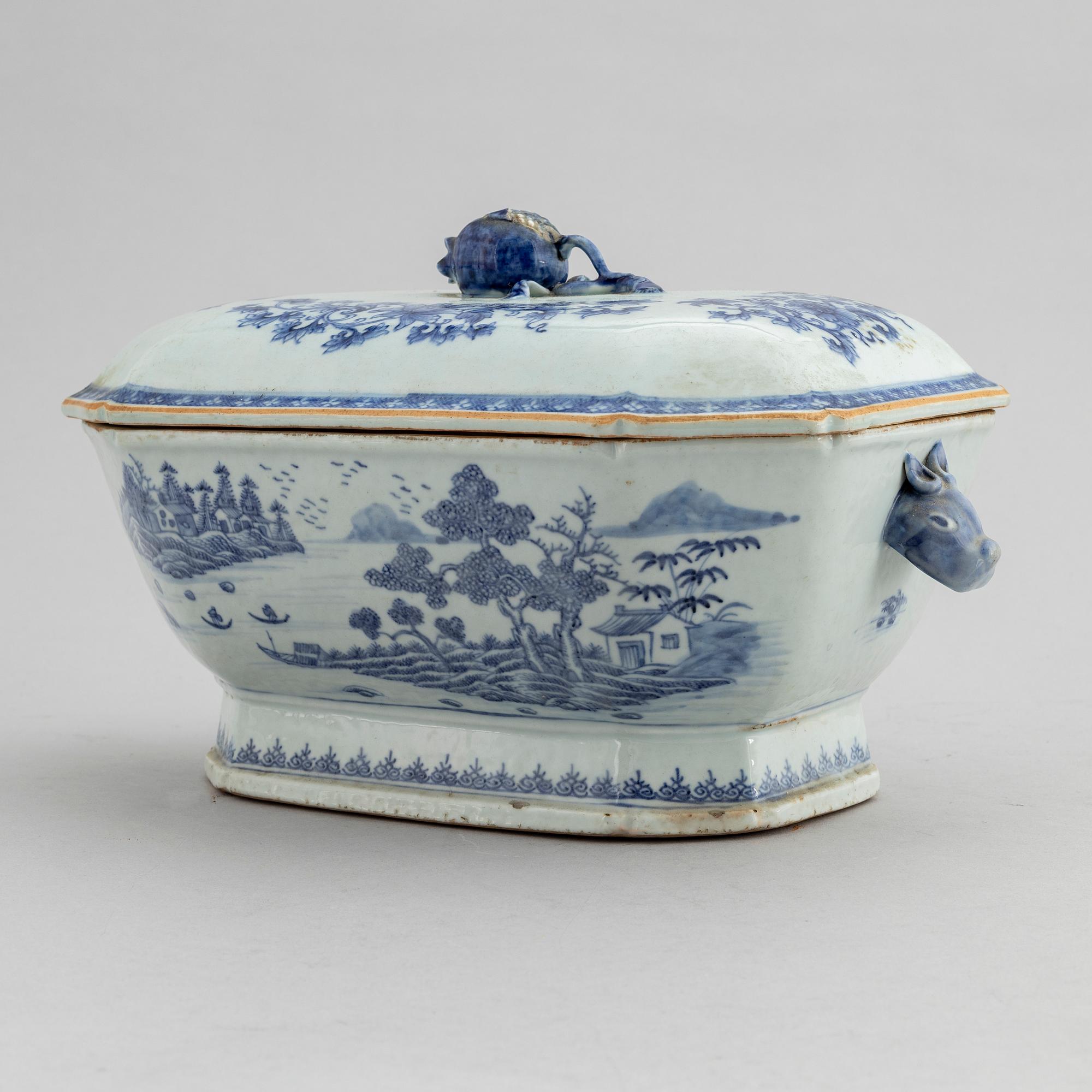 A blue and white export porcelain tureen with cover, Qing dynasty, Qianlong (1736-95).