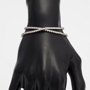 Tennishalsband/-armband, 14K vitguld, diamanter ca 5.10 ct tot. Med AIG-certifikat.