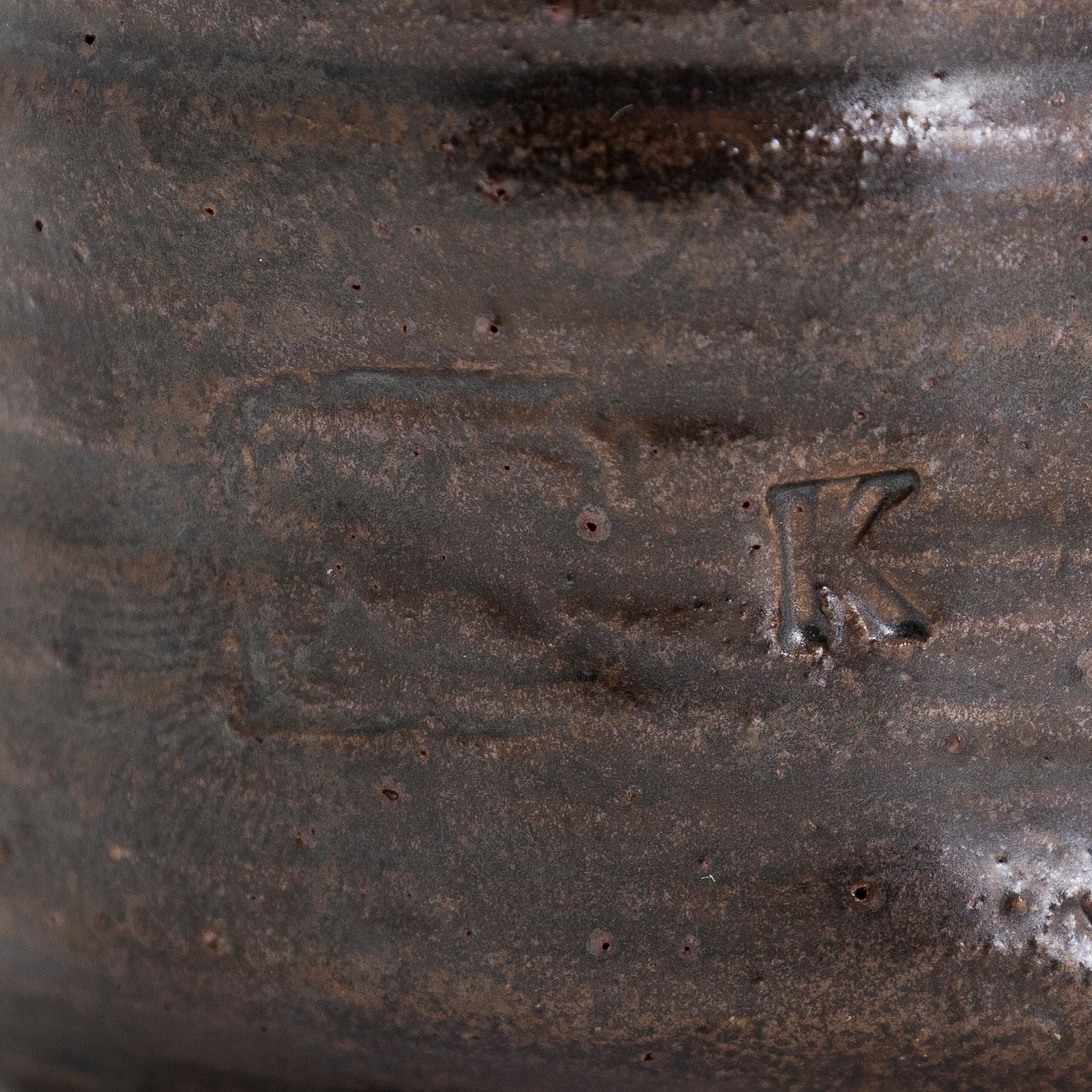 Kyllikki Salmenhaara, kauha, kivitavaraa, signeerattu KS.