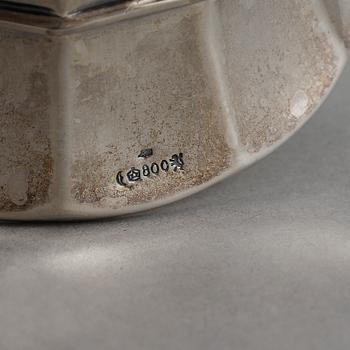 KORGAR, STÄLL och BRICKA, 4 delar, bla silverhalt 800, Tyskland omkring år 1900. Total vikt ca 1155 gram.