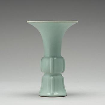 VAS, porslin. Kina, 1900-tal, troligen Republik med Qianlongsmärke.