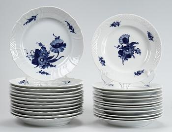 SERVISDELAR, 24 delar, porslin, "Blå Blomst", Kongl Dansk.