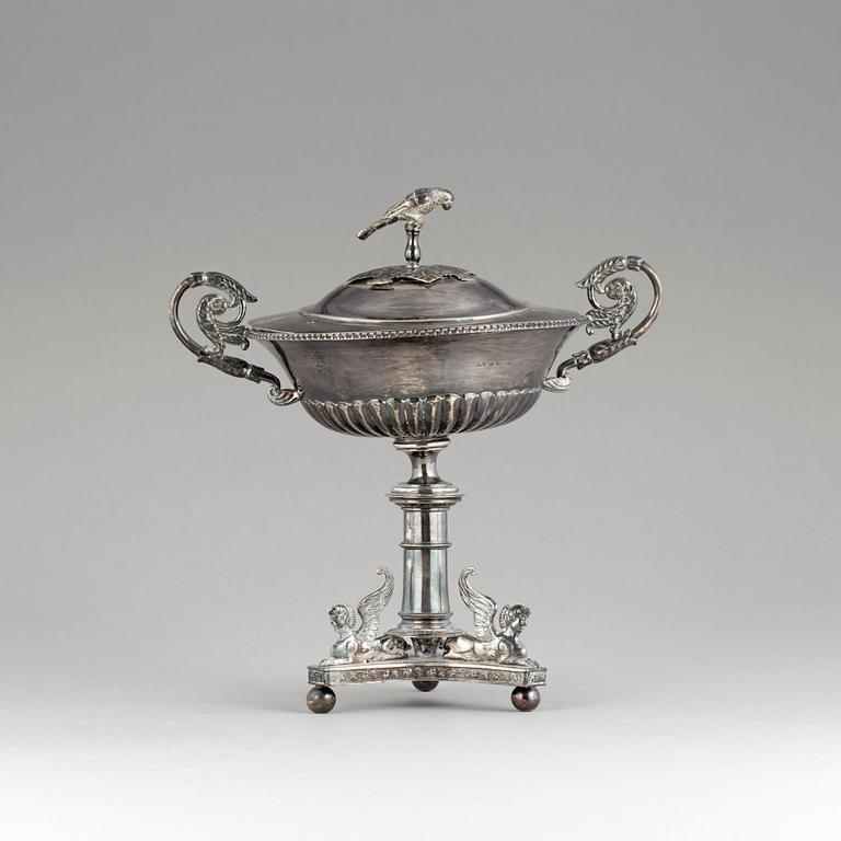 SOCKERSKÅL PÅ FOT, silver, otydliga stämplar, sannolikt Jakob S Lundberg, Stockholm, empire, 1827. Vikt ca 813 gram.