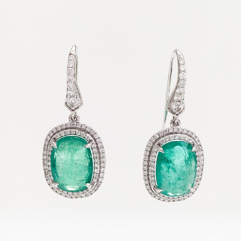 A pair of 18K whitegold earrings with emeralds and brilliant cut diamonds ca 1.02 ct in total. With IGI certificate.