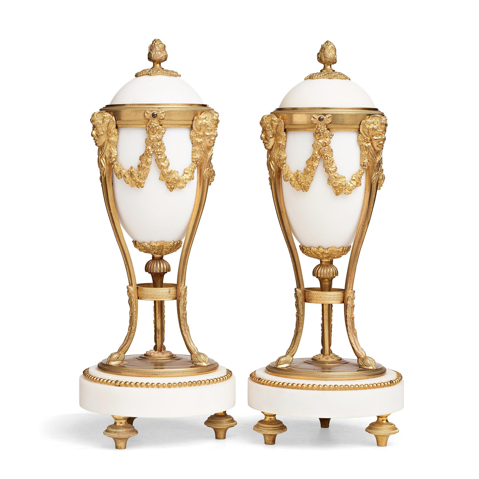 CASOLETTER, för ett ljus, ett par, Louis XVI-stil, omkring år 1900.