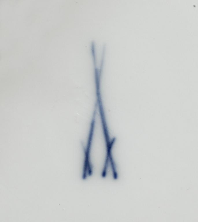 TALLRIKAR/FAT, 3 st, porslin, sannolikt Meissen, 1700-tal.