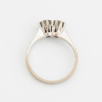Ring, 18K vitguld med två briljantslipade diamanter.