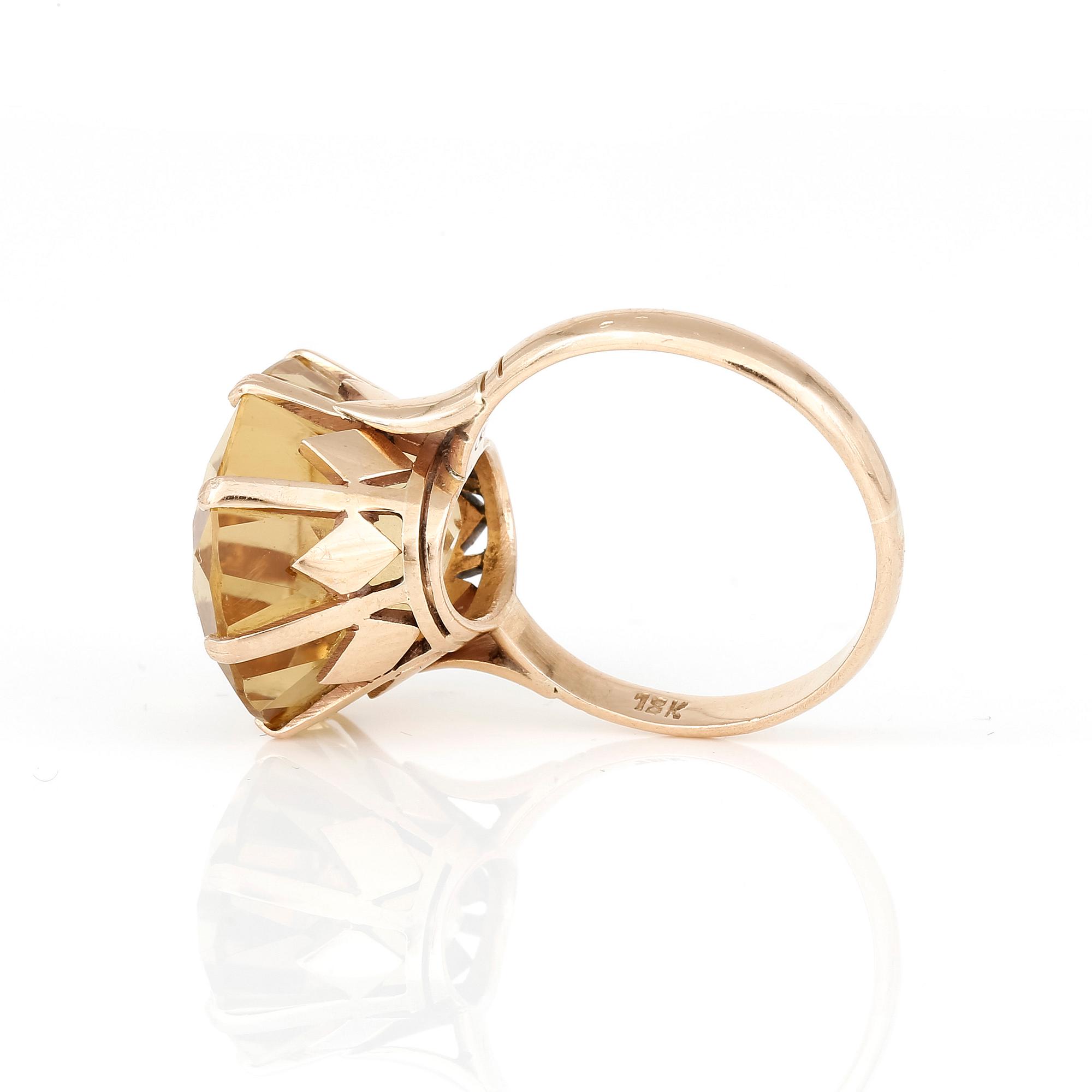 RING, 18K guld med citrin ca 12.35 ct. Total vikt 6,30 gram.
