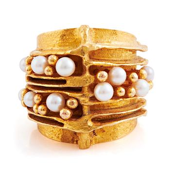 549. Karlheinz Sauer, an 18K gold ring set with cultured pearls,  Västerås 1974.