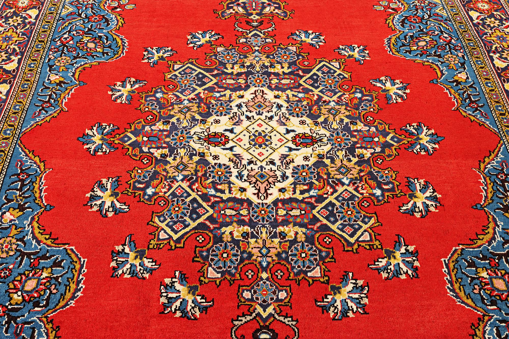 A Sarouk carpet, a. 323 x 217 cm.