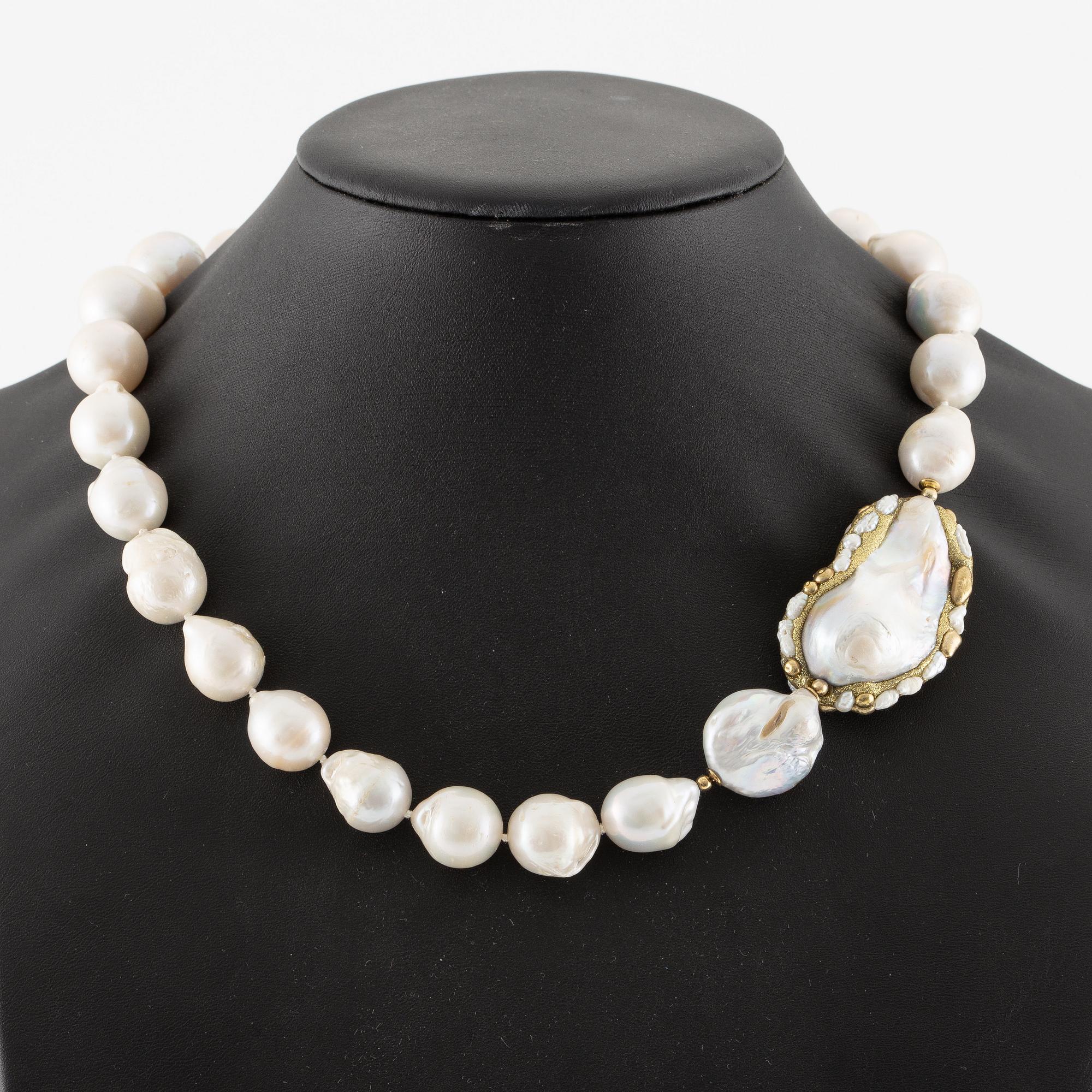 Necklace, with cultured pearls.
