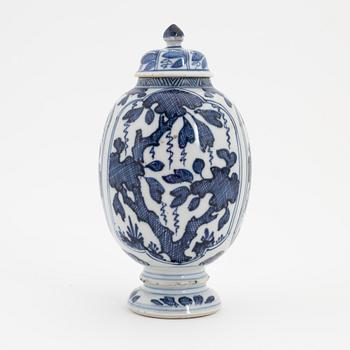 A blue and white Chinese urn with cover, Qing dynasty, Kangxi (1662-1722).