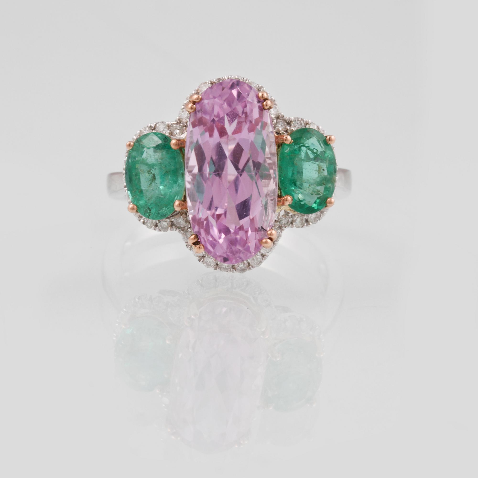 RING, 18K vitguld med kunzit ca 5.36 ct, 2 smaragder ca 1.43 samt briljantslipade diamanter ca 0.24 ct. Vikt 5,0 gram.