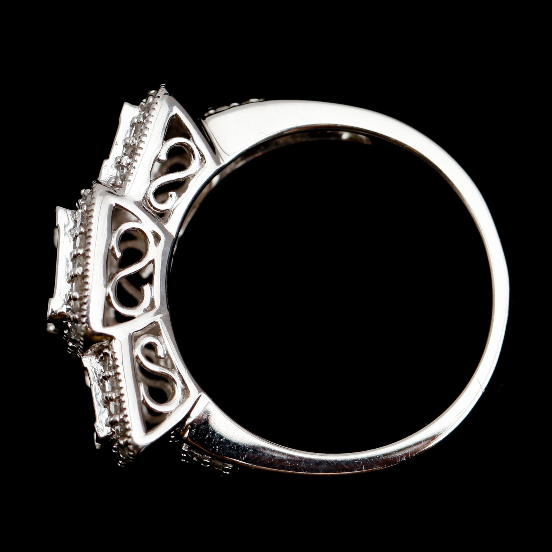 RING, 14 k vitguld, briljant och princesslipade diamanter, tot ca 1.0 ct.