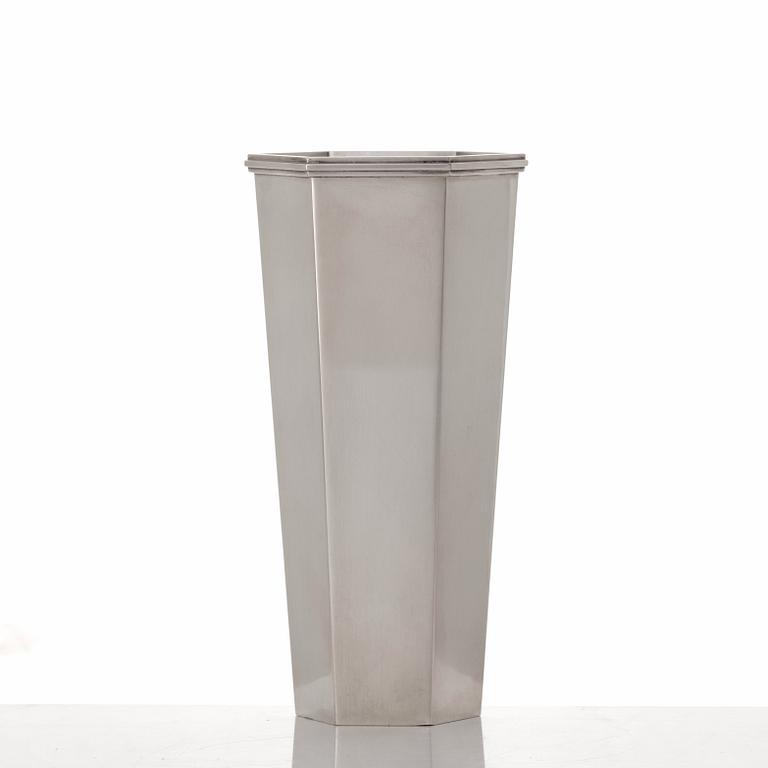 Wiwen Nilsson, a hexagonal sterling silver vase, Lund 1965.