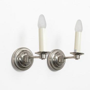 Vägglampor, ett par, "Sussex Swing Arm Bahtroom Wall Light" Vaughan, samtida.