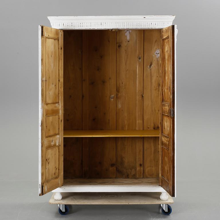 KLÄDSKÅP, 1900-talets första hälft.