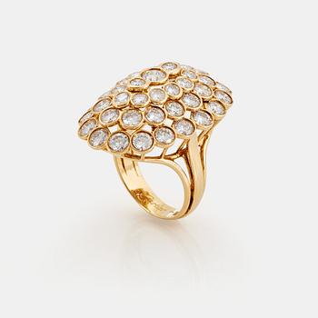 Cartier a ring in 18K gold set with round brilliant-cut diamonds.