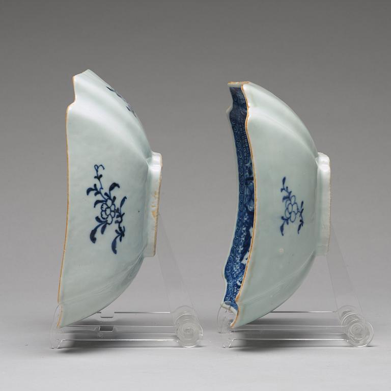 A pair of blue and white salad bowls, Qing dynasty, Qianlong (1736-95).