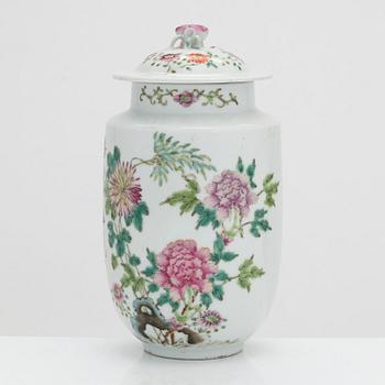 A Chinese porcelain vase with cover, first half of the 20th century.