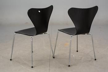 STOLAR, ett par, "Sjuan", Arne Jacobsen, Fritz Hansen, etikettmärkta 2000.