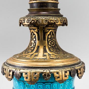 BORDSLAMPA, porslin, Kina, 1900-talets första hälft.