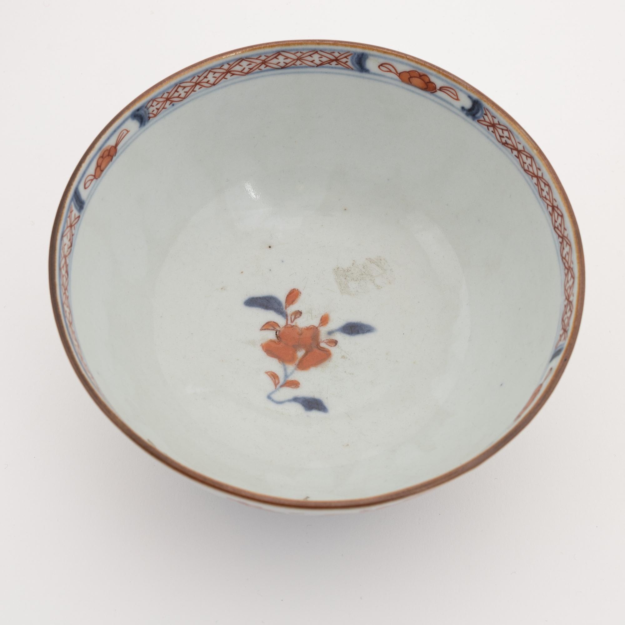 A set with two imari dishes and a bowl, Qing dynasty, early 18th Century.