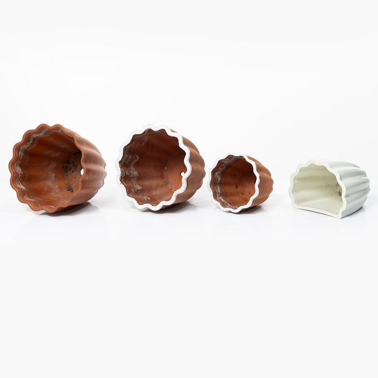 Wilhelm Kåge, four ceramic flower pots and 24 flowerpot saucers, 'Planta', Gustavsberg, 1940's/50's.