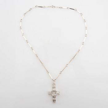 Wiwen Nilsson, Collier av silver och fasetterade bergkristaller i form av ett kors, Lund 1937.