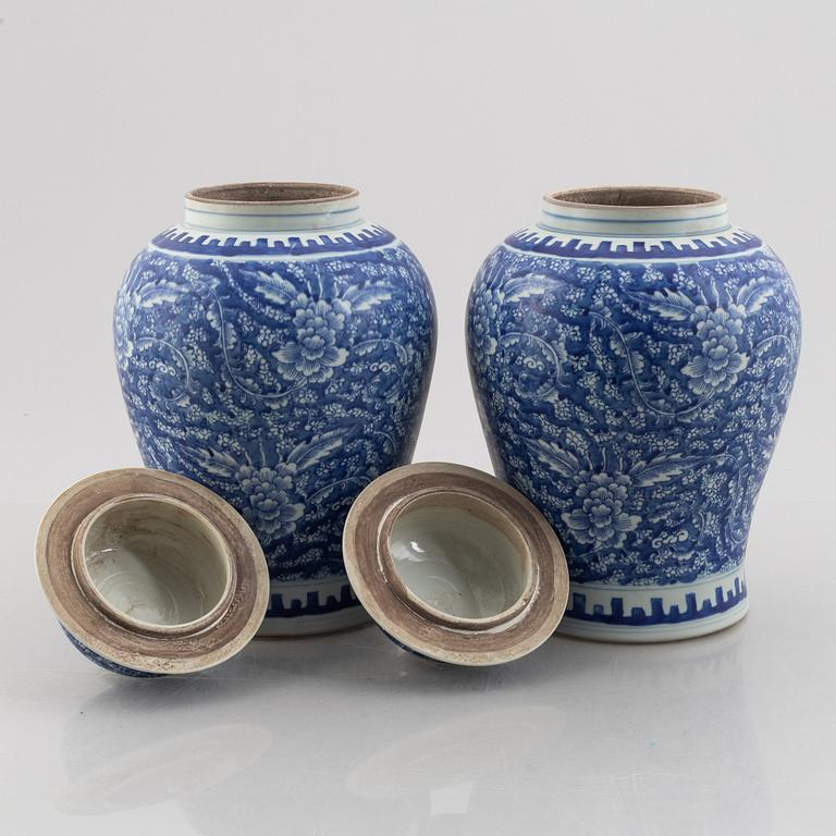 A pair of Chinese blue and white porcelain jars with cover, Qing dynasty with Kangxi mark.