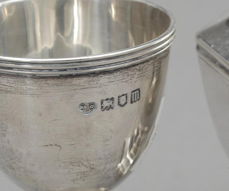 SOCKERSTRÖARE och MÅTT, silver, bland annat Goldsmiths & Silversmiths, London, 1907. Total vikt ca 267g.