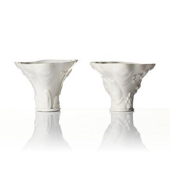 Vinofferbägare, två stycken, porslin. Qingdynastin, 1700-tal.