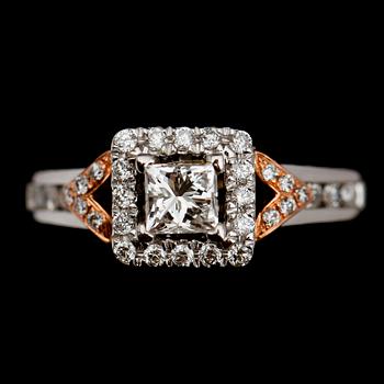 RING, 14 k vitguld, briljant och princesslipade diamanter, total ca 1,25 ct.
