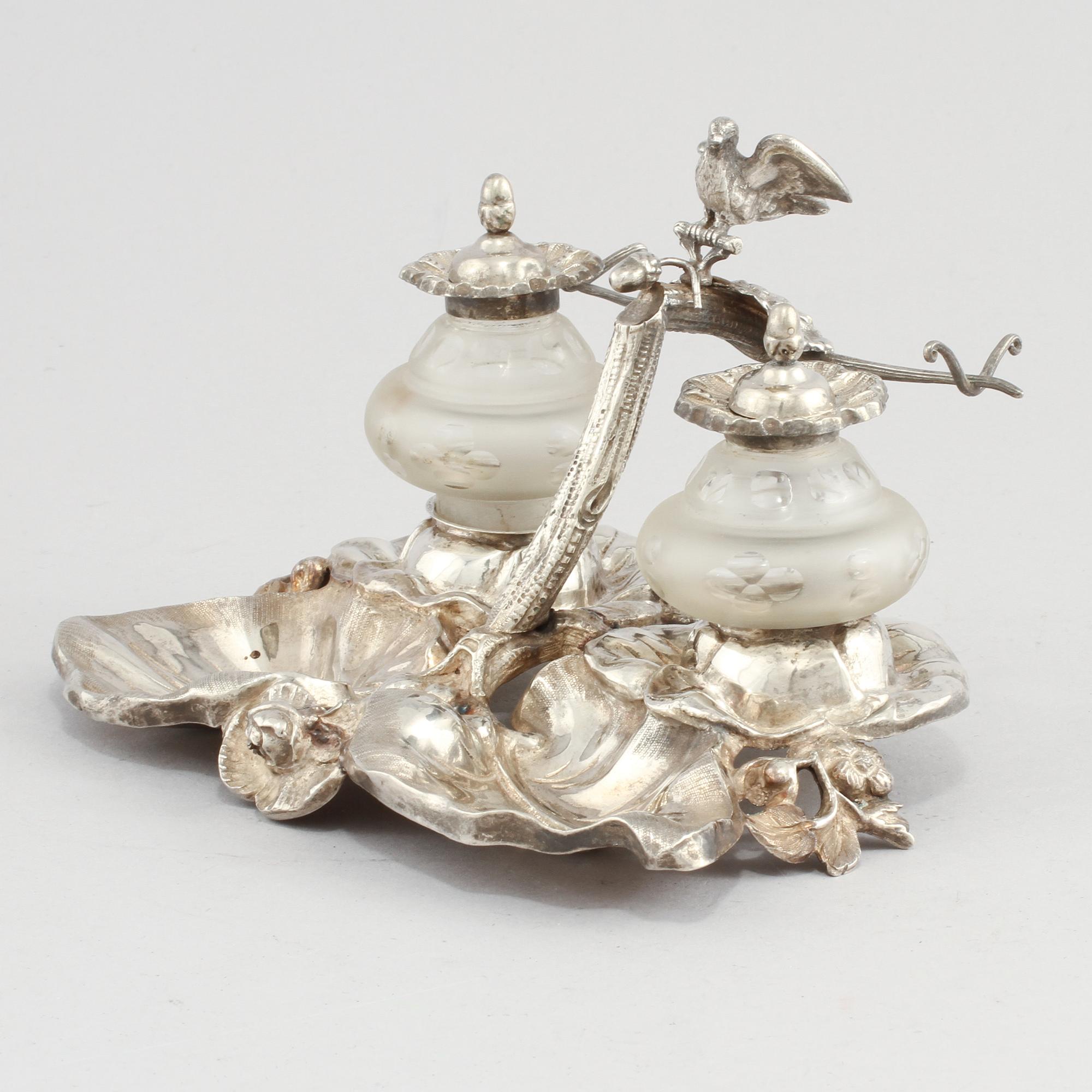 SKRIVSTÄLL, silver, Otto Lindeberg Stockholm nyrokoko, 1883. Vikt ca 177 g (exklusive bläckhorn).